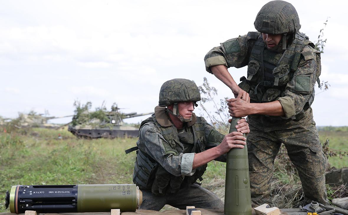 Военнослужащие собирают корректируемый артиллерийский боеприпас &laquo;Краснополь&raquo;