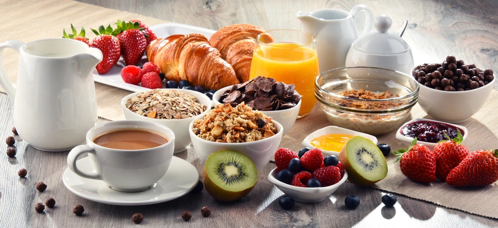 <p>Для завтрака лучше всего выбирать продукты, которые содержат белок, медленные углеводы, полезные жиры и клетчатку</p>