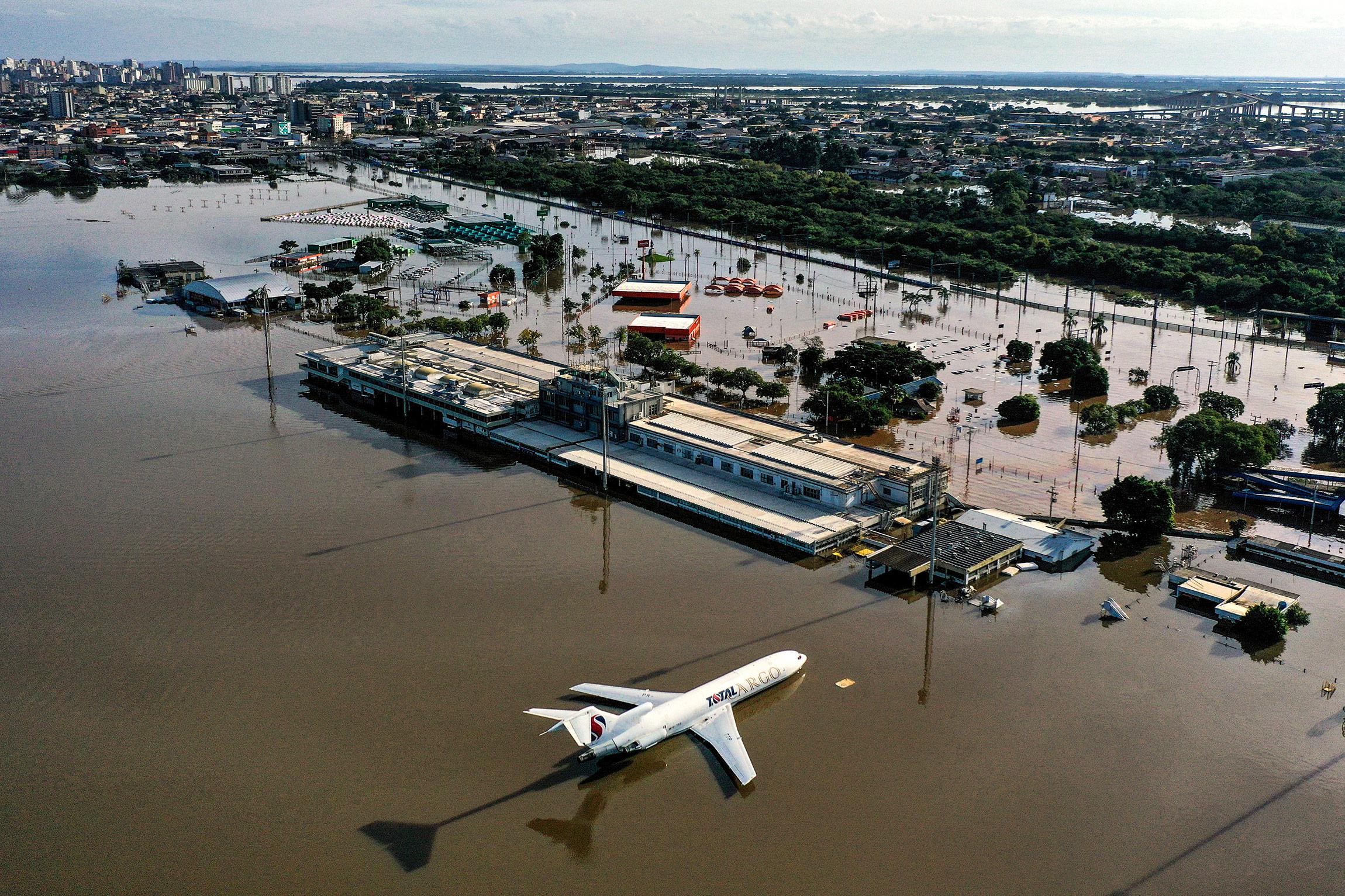 Наводнение затопило юг Бразилии. Фотогалерея