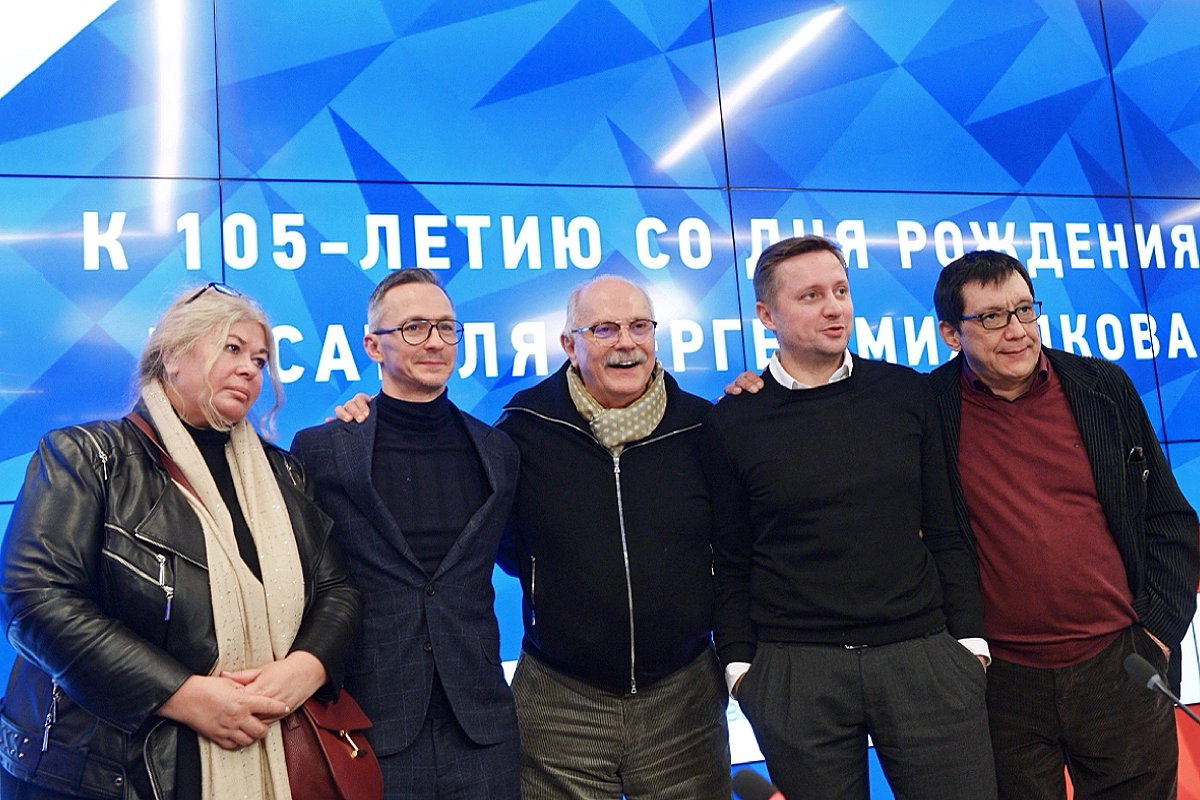 Вдова Сергея Михалкова Юлия Субботина, Степан Михалков, Никита Михалков, Артем Михалков и Егор Кончаловский. 2018 год