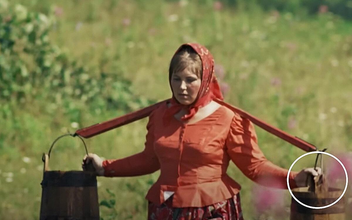 С коромыслом что-то не так. Найден явный киноляп в «Белом солнце пустыни»