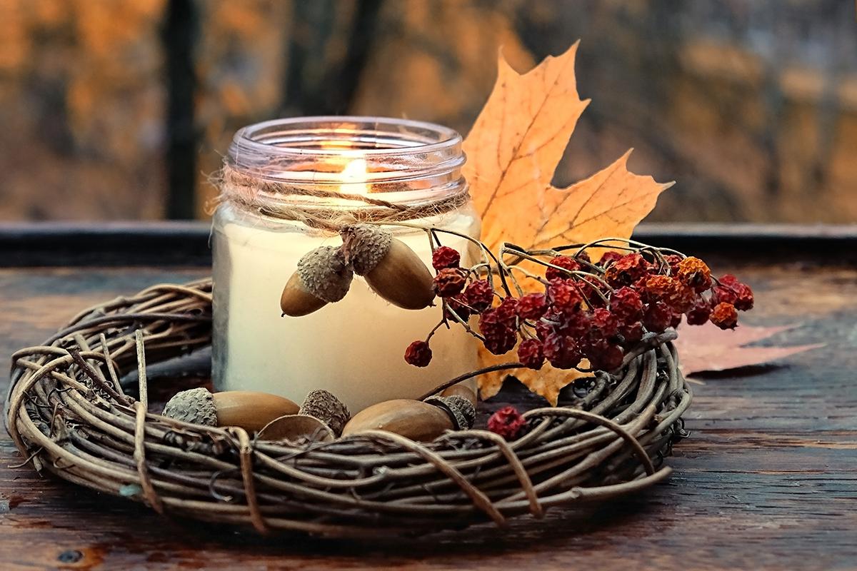 Подсвечник, украшенный желудями, добавит тепла и уюта осенним вечерам