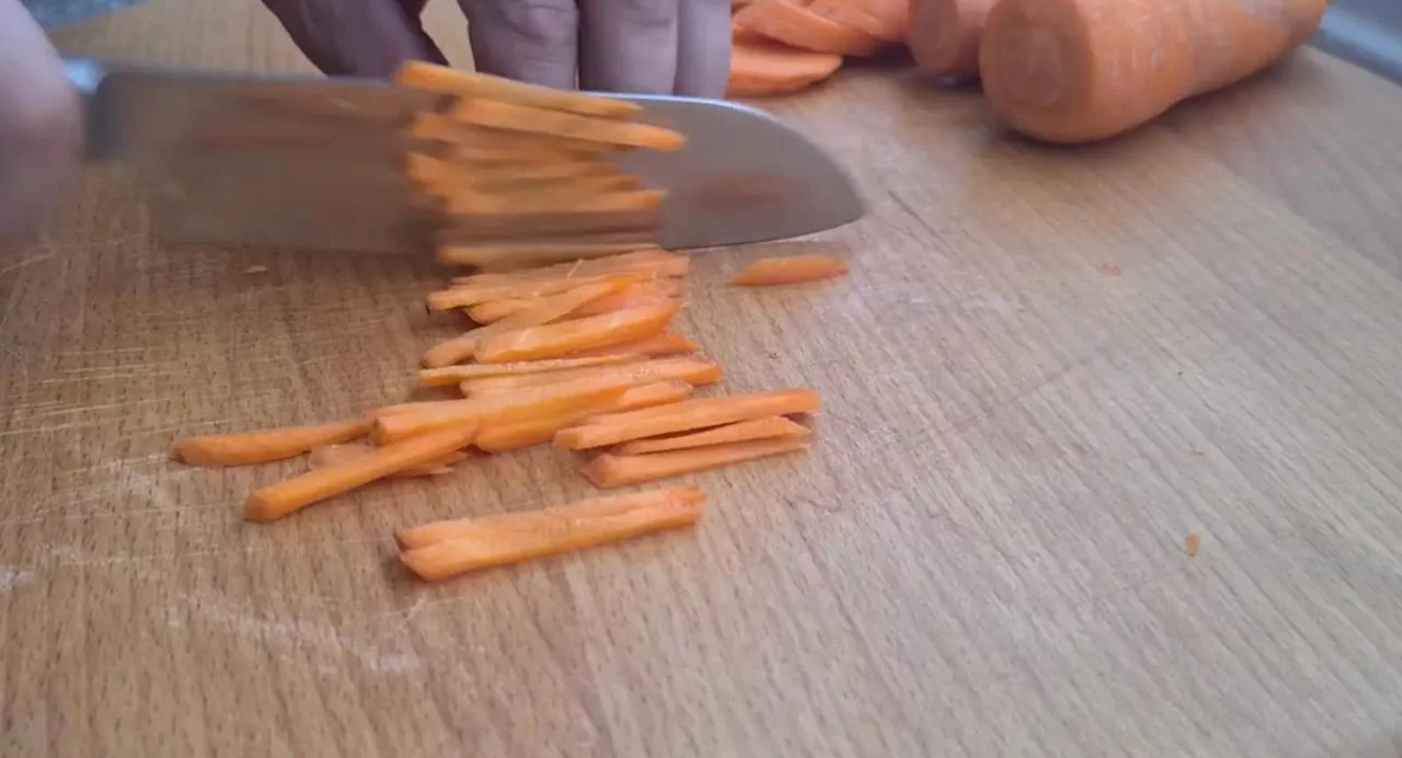 Нарежьте морковь