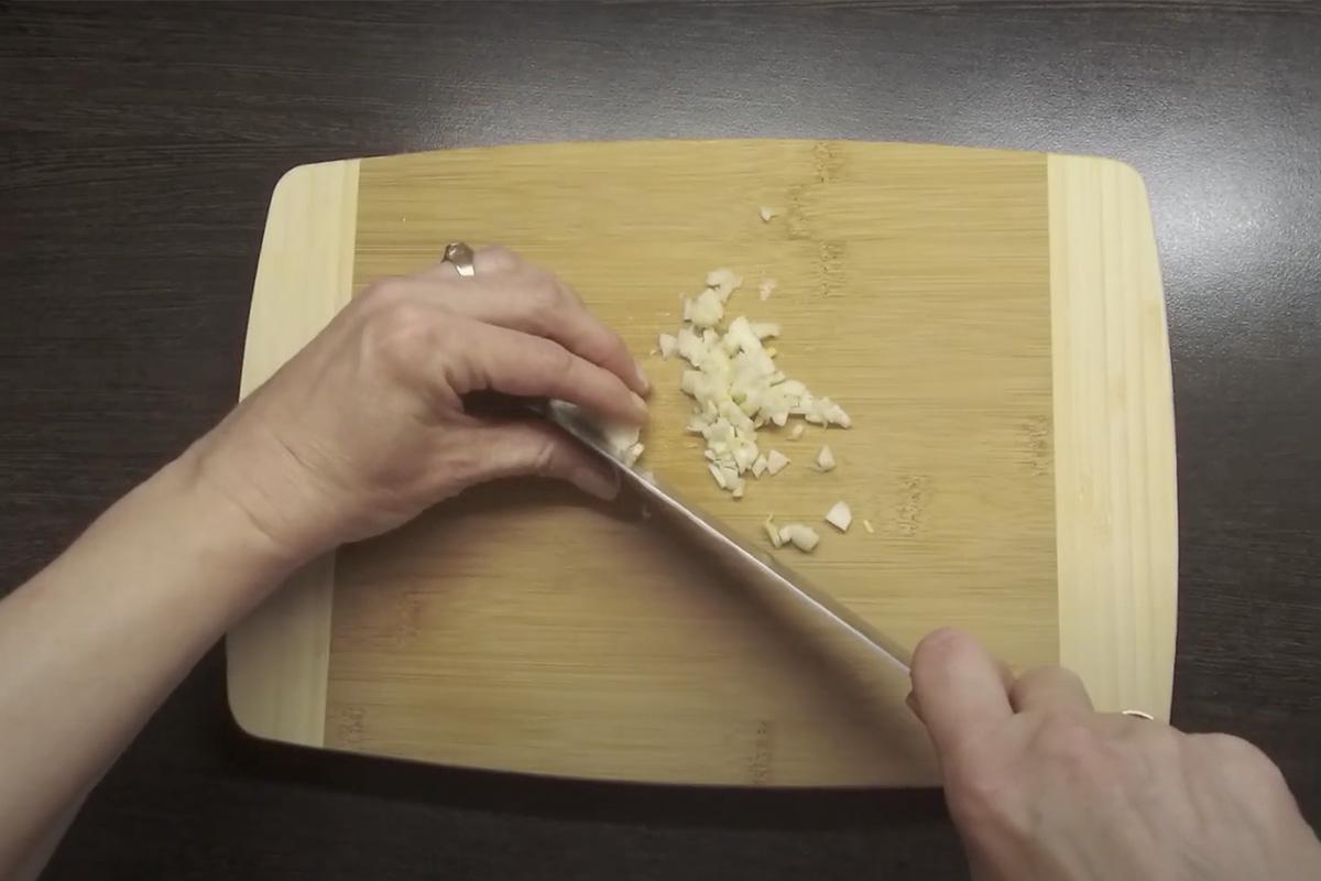 Нарежьте овощи для зажарки