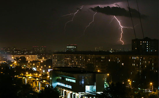 Молния во время грозы в Москве 27 июля 2015 года