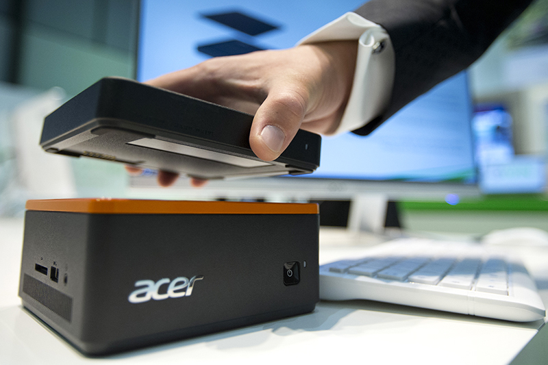 Системный блок-конструктор Acer Revo Build

Цена: около&nbsp;16&nbsp;тыс.&nbsp;руб.

Тайваньский производитель Acer впервые показал свой мини-системный блок Revo Build в&nbsp;2015 году на&nbsp;Международной выставке потребительской электроники и&nbsp;бытовой техники&nbsp;IFA. Продажи устройства начнутся в&nbsp;конце января по&nbsp;всему миру, включая&nbsp;Россию.

Revo Build представляет собой основной модуль и&nbsp;несколько дополнительных блоков. Устройство сделано таким образом, что&nbsp;к&nbsp;нему можно подсоединить дополнительное оборудование, не&nbsp;разбирая корпус.

Дополнительные функциональные блоки устанавливаются один поверх&nbsp;другого на&nbsp;основном корпусе. Чтобы блоки подключались друг к&nbsp;другу, Acer оснастила их пружинными контактами&nbsp;&mdash;&nbsp;это избавит пользователя от&nbsp;необходимости возиться с&nbsp;проводами. Блоки можно использовать&nbsp;самостоятельно&nbsp;&mdash;&nbsp;например, как&nbsp;жесткий диск или&nbsp;беспроводное зарядное устройство, а&nbsp;также подключать их к&nbsp;другим компьютерам.

Размер подставки для&nbsp;блока составляет всего&nbsp;12,5 на&nbsp;12,5&nbsp;см, поэтому Revo Build не&nbsp;займет много места на&nbsp;столе. Устройство будет работать на&nbsp;базе операционной системы Windows&nbsp;10, будет оснащено 8 Гб оперативной памяти и&nbsp;процессором Intel Celeron или&nbsp;Intel Pentium. Корпус имеет стандартные разъемы для&nbsp;наушников,&nbsp;HDMI,&nbsp;USB
