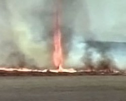 Очевидцы сняли на видео уникальный огненный торнадо