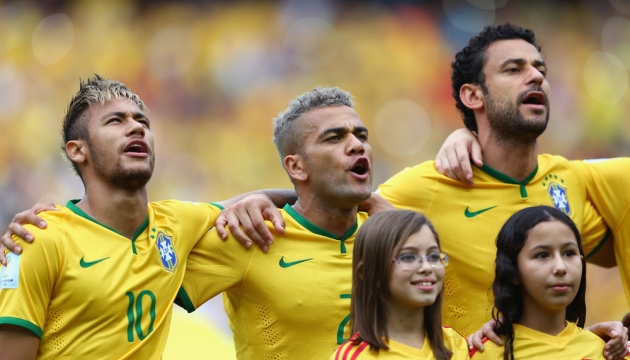 Игроки сборной Бразилии поют гимн перед матчем (слева направо) Неймар, Даниэл Алвес, Фред. 17 июня, Форталеза, Бразилия. 