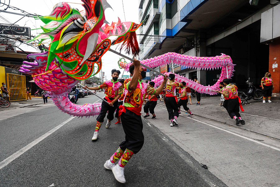 Манила, Филиппины. Исполнение танца дракона в честь праздника