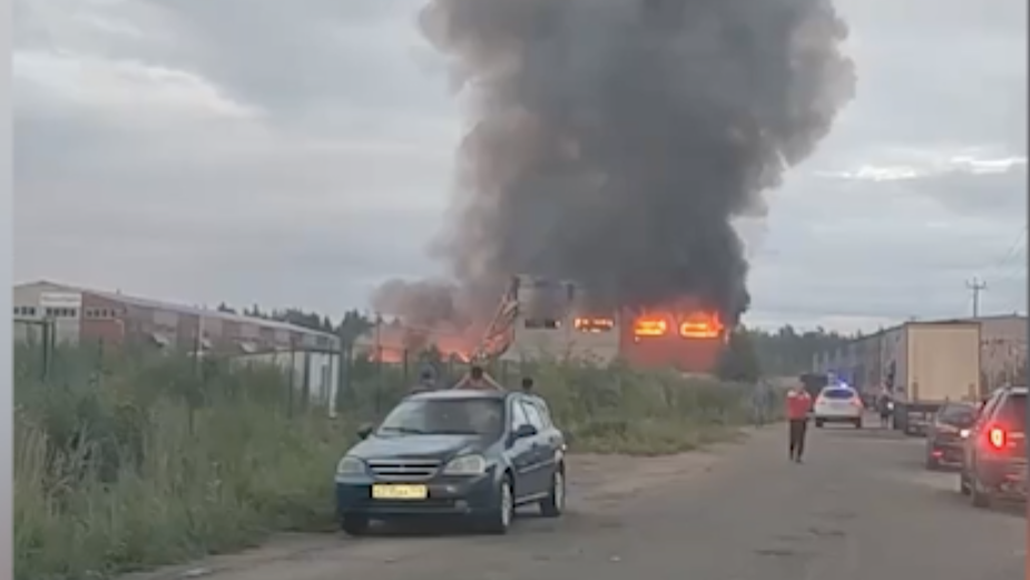 Крупный пожар произошел в промзоне в Ленобласти