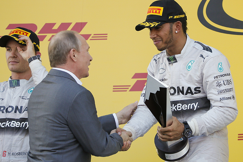 Президент РФ Владимир Путин поздравляет победителя Гран-при &quot;Формулы-1&quot; в Сочи пилота команды &quot;Мерседес&quot; - Льюиса Хэмильтона.