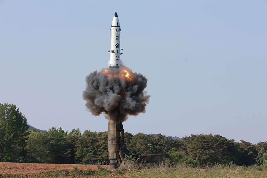 Северокорейские ракеты средней дальности могут преодолевать расстояние до 2 тыс. км. Это значит, что они могут поражать цели на территории Южной Кореи и Японии. На фото: Pukguksong-2