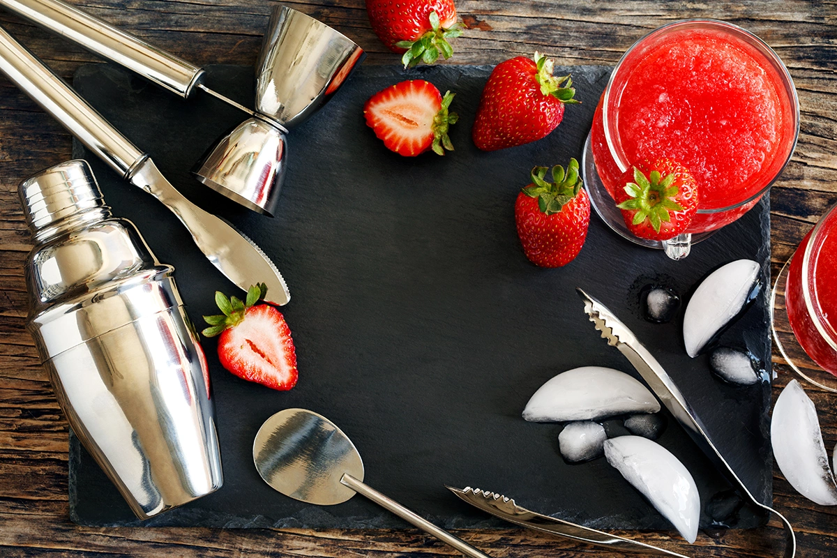 Для свежего, яркого вкуса выбирайте спелую, ароматную клубнику. В сезон лучше использовать свежие ягоды, но для замороженного дайкири замороженная клубника часто оказывается даже предпочтительнее