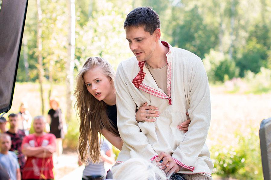 Александра Бортич и Милош Бикович в фильме Клима Шипенко &laquo;Холоп&raquo;, 2019 год