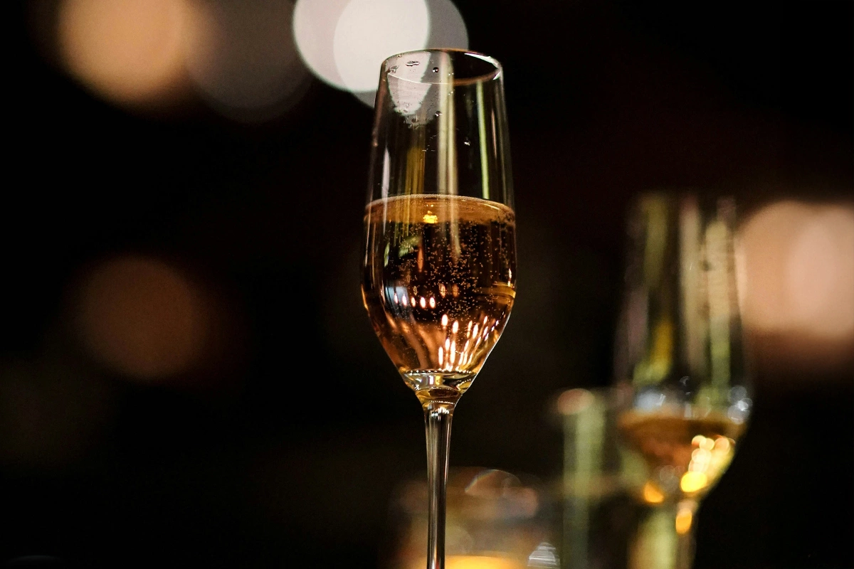 Шампанское и другие пузыри: как выбрать игристое на Новый год