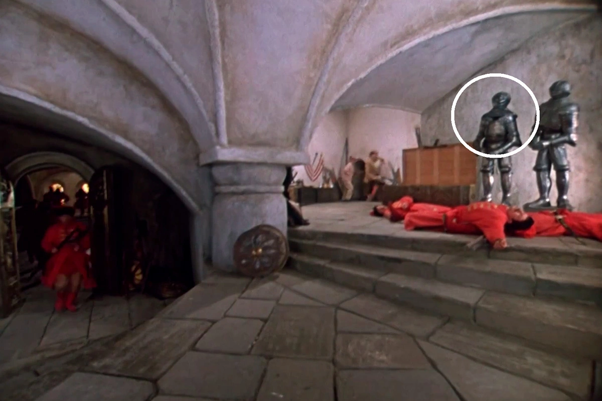 Спустя пару мгновений шлем вновь оказался на месте, кадр из фильма «Иван Васильевич меняет профессию»