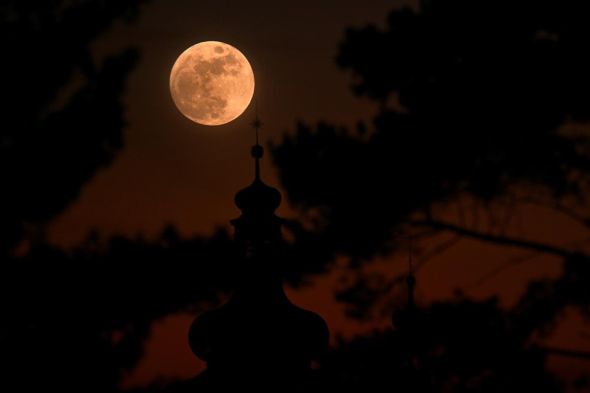 «Розовая Луна» над церковью, Чехия, 01 апреля 2026 года