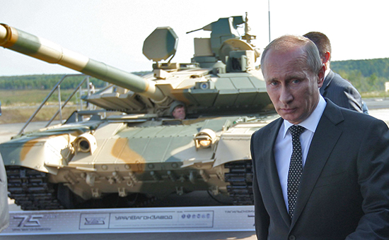 Президент России Владимир Путин осматривает танк Т-90АМ, 2011 год