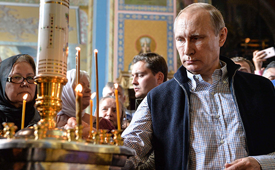 Президент РФ Владимир Путин перед началом торжественной литургии в Спасо-Преображенском соборе Валаамского монастыря


