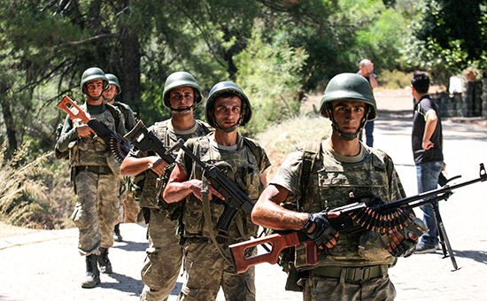 Турецкие солдаты ищут пропавших военнослужащих, подозреваемых в причастности к попытке государственного переворота в Мармарисе.&nbsp;18 июля 2016 года


