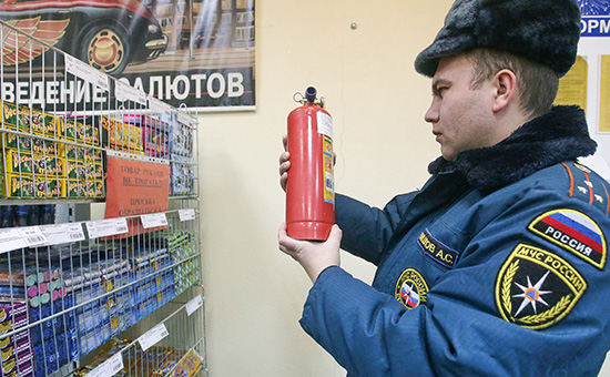 Сотрудник МЧС России&nbsp;во время проверки магазина


