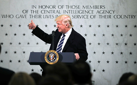 Президент США Дональд Трамп у&nbsp;​мемориала героям ЦРУ в штаб-квартире управления.&nbsp;Лэнгли. 21 января 2017 года


