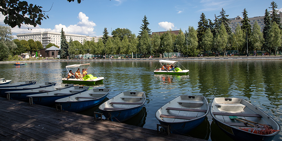 Прокат лодок и катамаранов в парке им. Горького в Москве