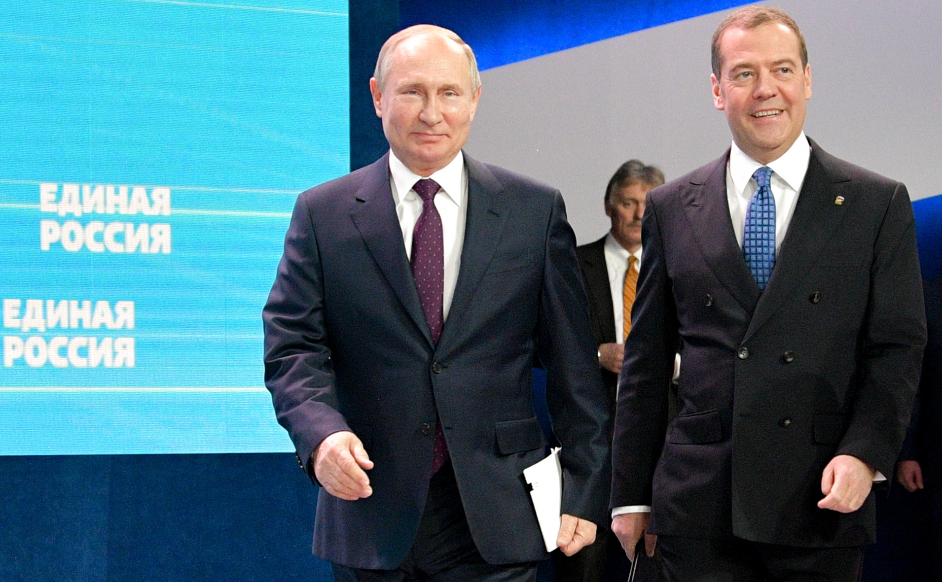 Владимир Путин (слева) и Дмитрий Медведев (справа)