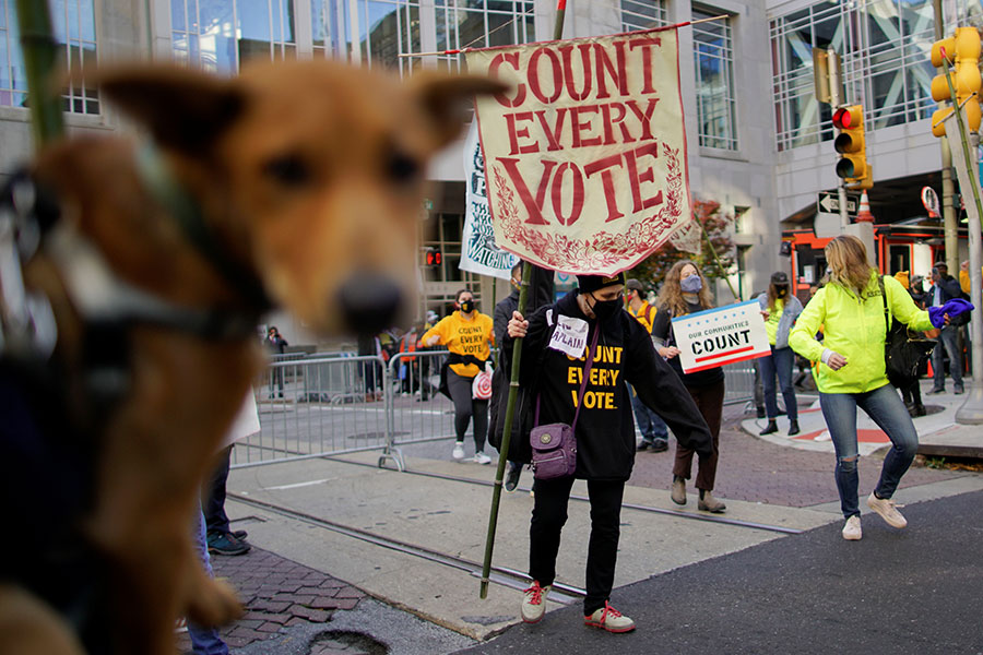 Сторонники Байдена проводят митинг в Филадельфии, штат Пенсильвания. Плакат призывает подсчитать каждый голос