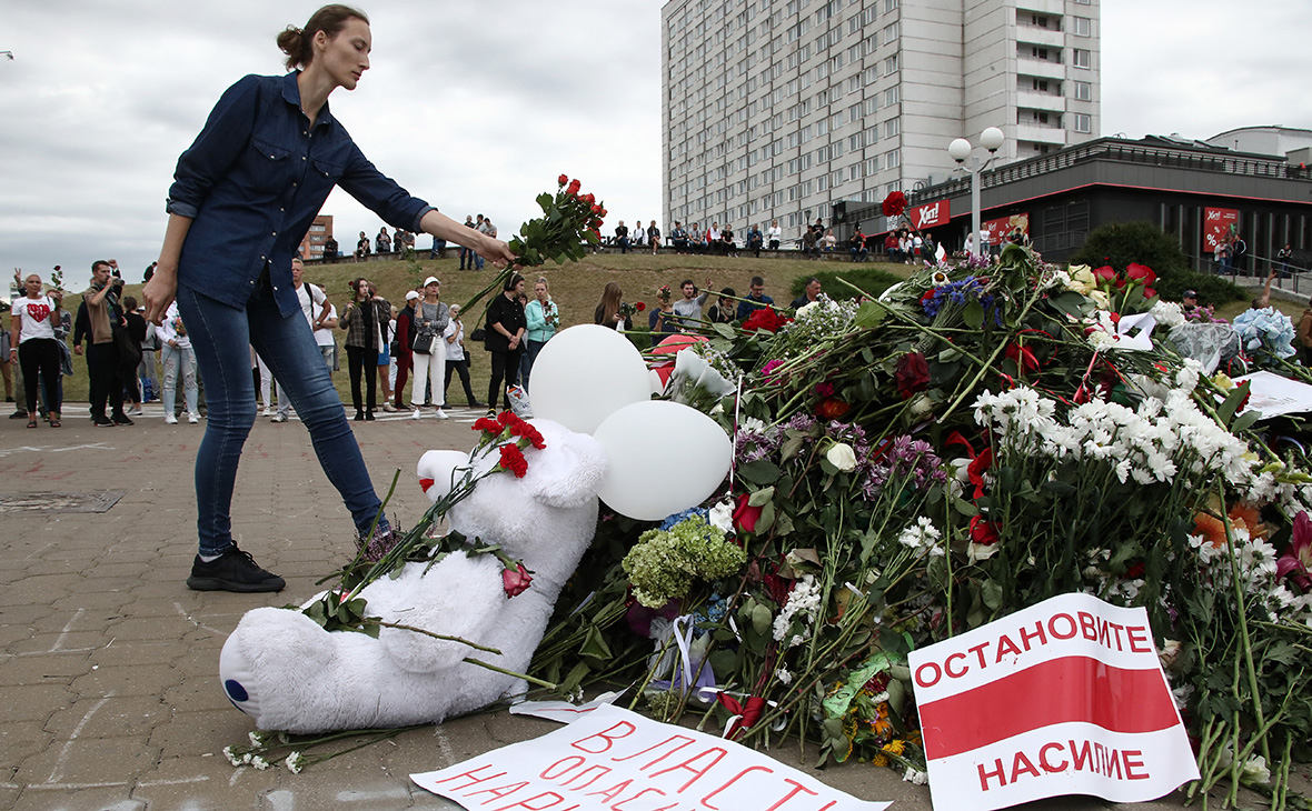 Стихийный мемориал на площади Притыцкого, где погиб участник акции протеста Александр Тарайковский