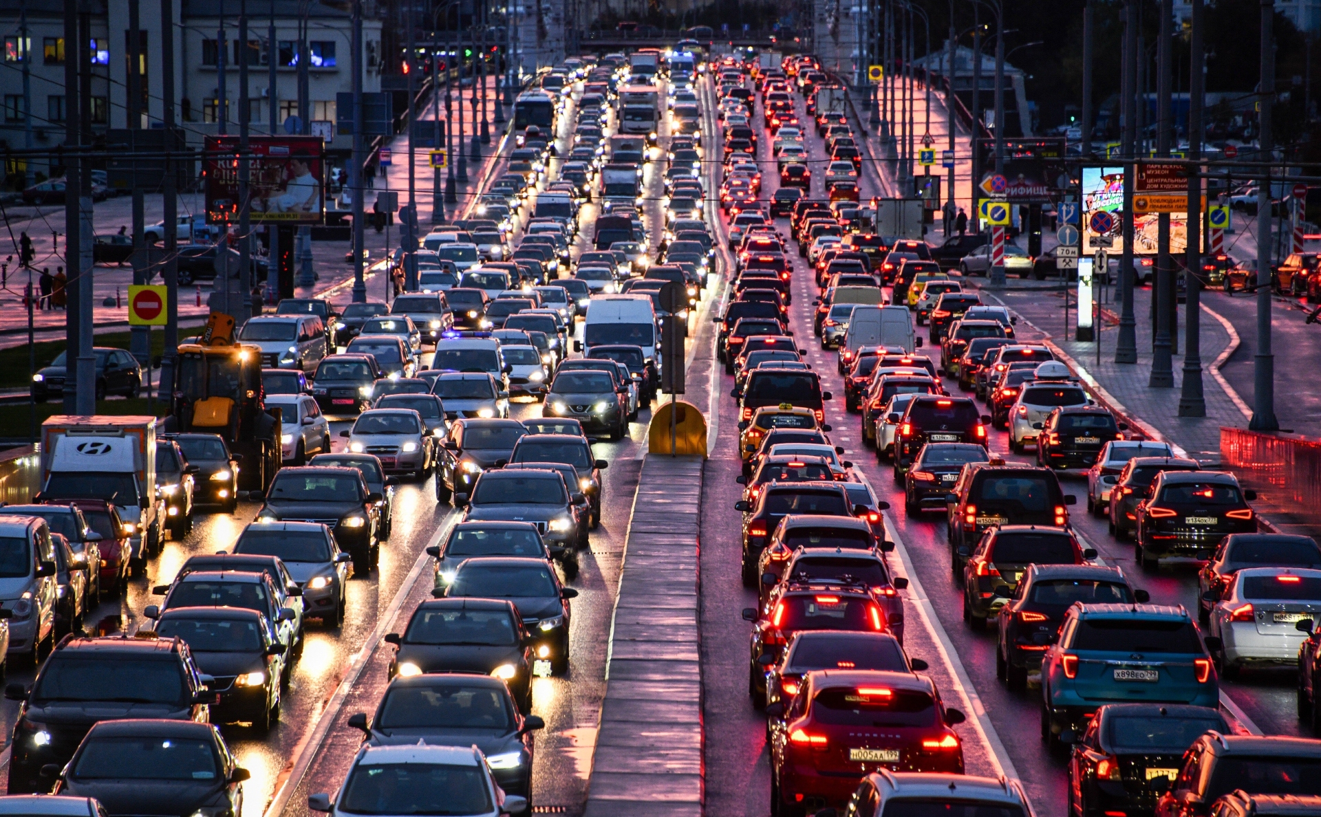 Трафик на дорогах. Пробки в Москве. Автомобильный транспорт. Поток машин. Уличное движение.