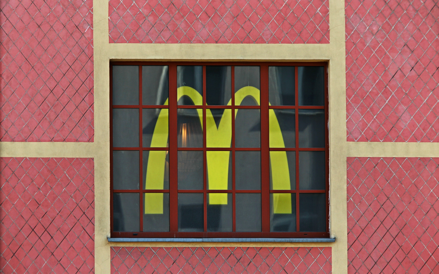 Российский McDonald's подал заявку на регистрацию логотипа в новом цвете