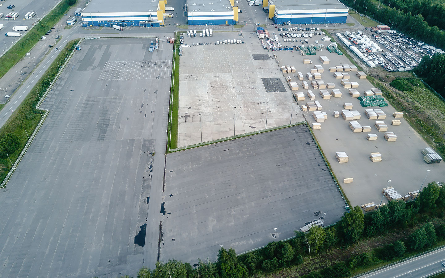 Гигантские склады новых машин уже опустели. Фоторепортаж Autonews
