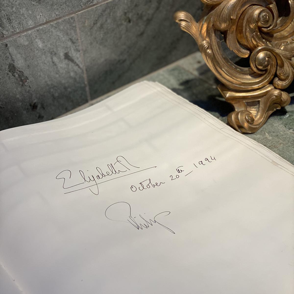 Автограф Елизаветы II в книге почетных гостей &laquo;Гранд Отеля Европа&raquo;