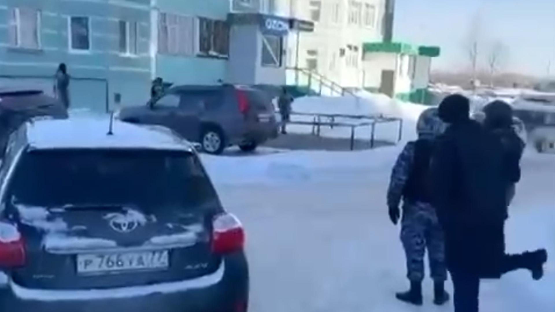 В Нижневартовске задержали открывшего стрельбу с балкона мужчину