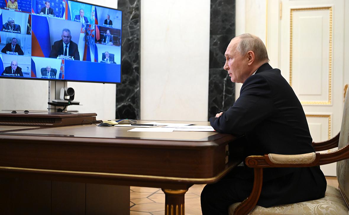 Владимир Путин&nbsp;во время совещания с&nbsp;Советом&nbsp;безопасности
