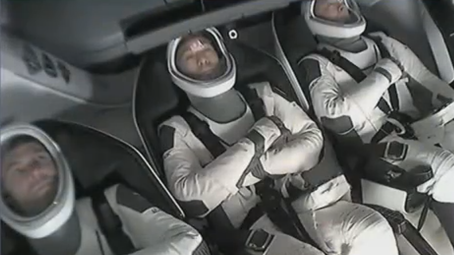 Как космические туристы вернулись с МКС на корабле SpaceX. Видео