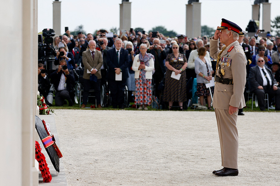 Король Великобритании Карл III во время церемонии на британском&nbsp;мемориальном кладбище в Вер-сюр-мер.