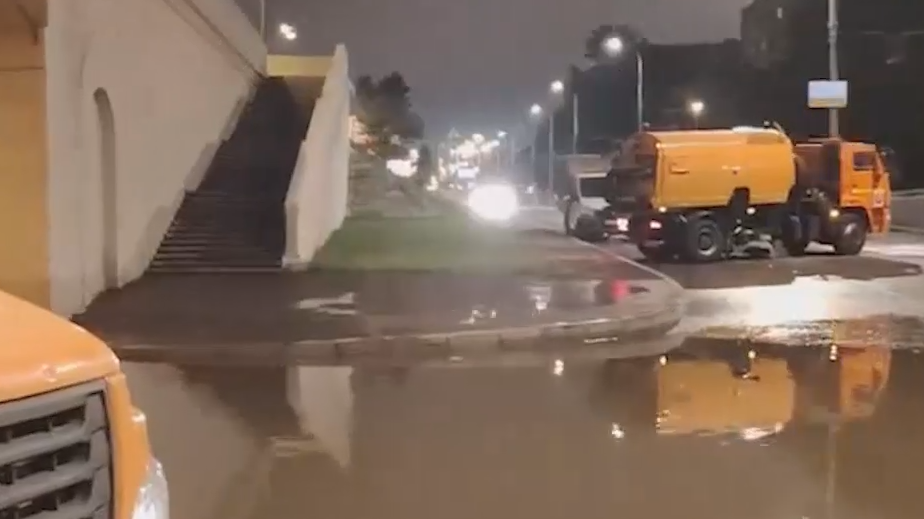Как в Москве откачивали воду после выхода Яузы из берегов. Видео