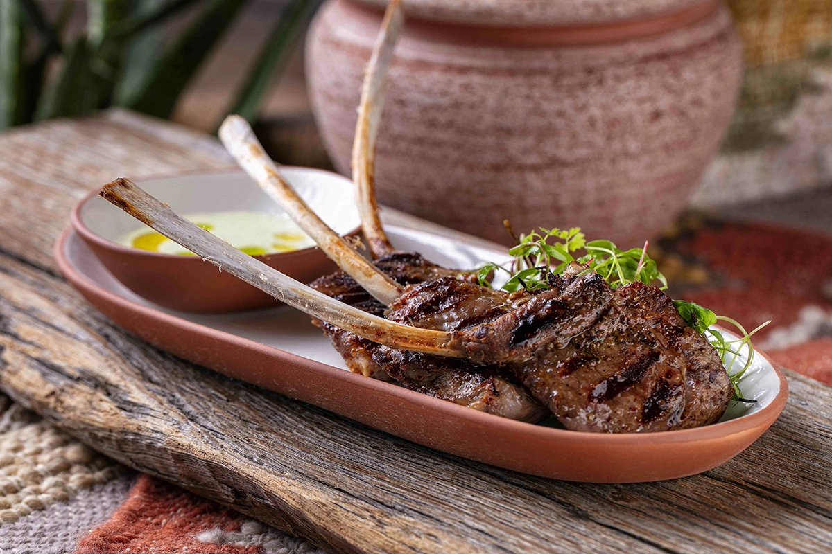 Каре ягненка с томатным маринадом, розовым перцем и уцхо-сунели