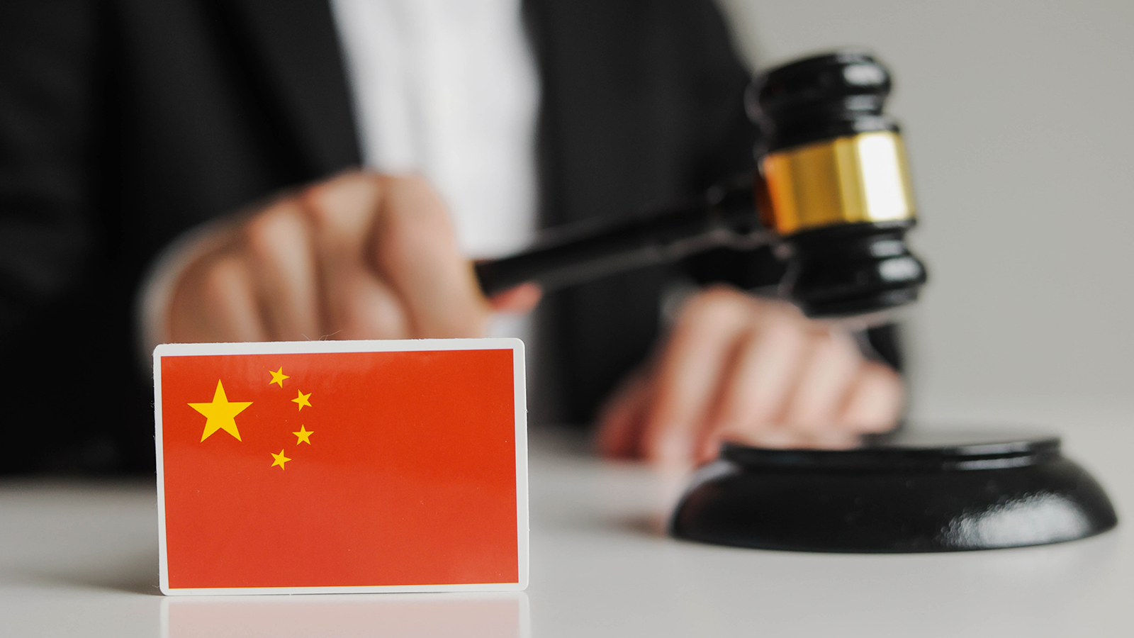 Китайский суд разрешил женщине развод спустя 6 лет после того, как муж столкнул ее со скалы в Таиланде