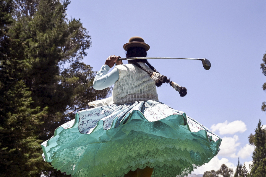 Марта Мамани, гольфистка из племени чолита, одна из последних женщин-аймара, занимающихся этим видом спорта в традиционных юбках-поллера. Ла-Пасе, Боливия, 29 сентября 2025 года.