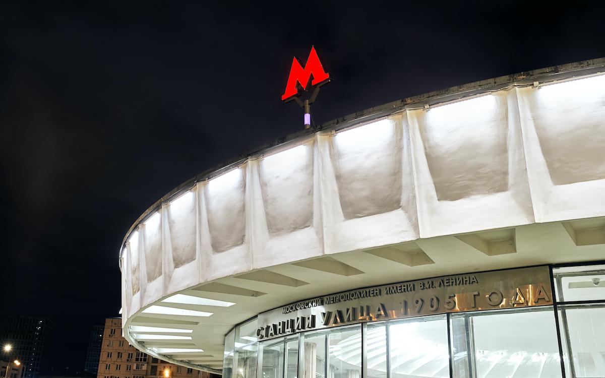 Москвич получил два года принудительных работ за нападение с ножом на инспектора метро