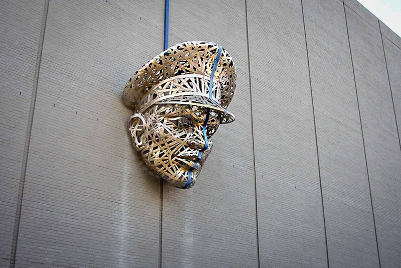 Thin Blue Line ("Тонкая голубая линия") Культовая скульптура Майкла Стаца расположена на восточной стене главного офиса полицейского управления Ричмонда (штат Вирджиния, США). Ее высота - 12,5 футов (3,81 м), говорится на официальном сайте скульптора. По задумке автора, голова полицейского, выполненная из стали, символизирует силу полиции, которая всегда находится между хаосом и порядком.