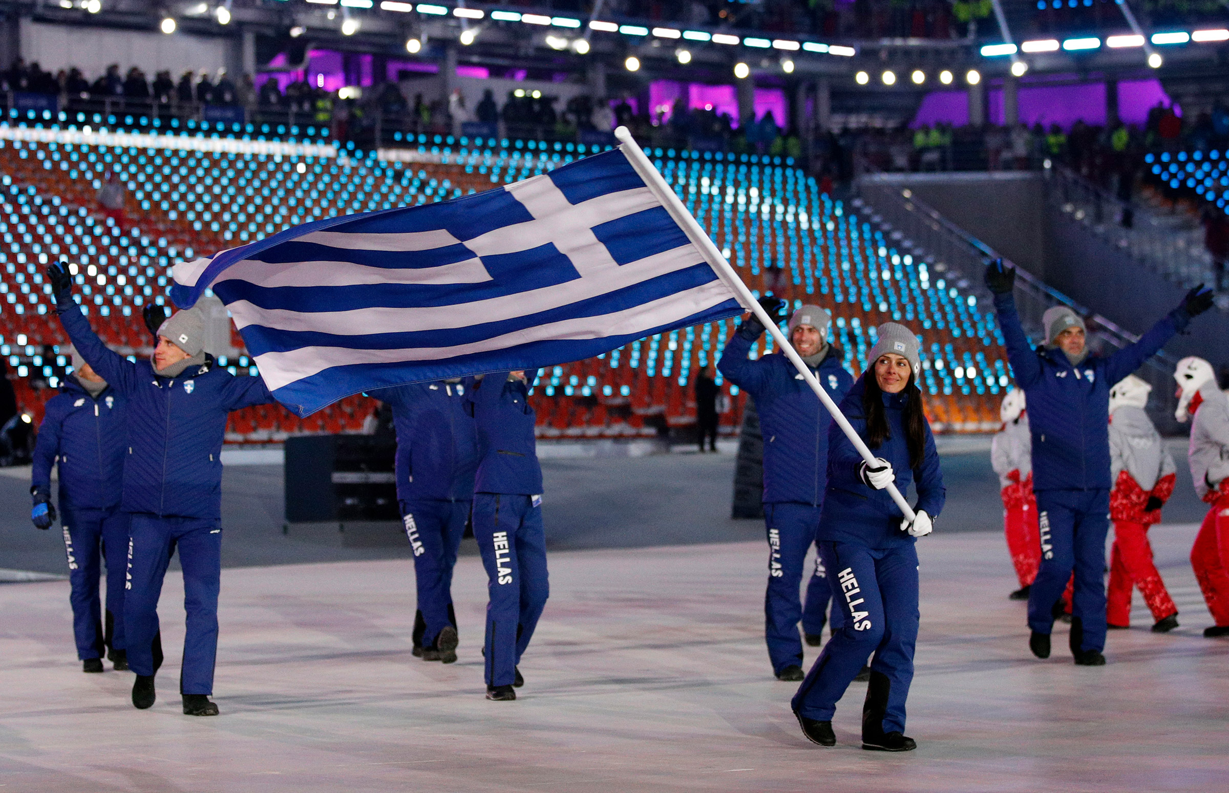 Парад спортсменов по традиции открыла сборная Греции. Флаг команды несла горнолыжница София Ралли.

