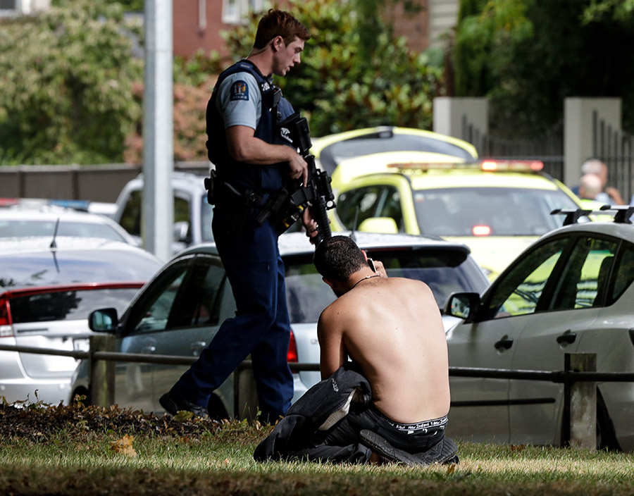 После нападения полиция уже задержала четверых &mdash; троих мужчин и женщину. По данным Radio NZ, стрелок транслировал происходящее на видео в интернете. Позднее представитель Facebook указала, что кадры, на которых предположительно&nbsp;была запечатлена атака, удалены из соцсетей