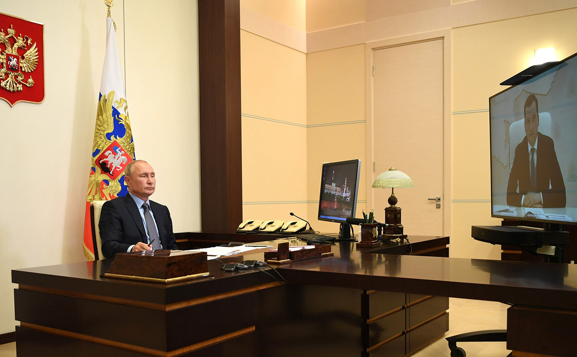Владимир Путин во время рабочей встречи с Александром Цыбульским (в режиме видеоконференции)