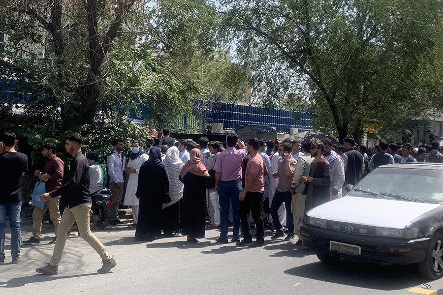 Перед иностранными посольствами в Кабуле выстроились очереди