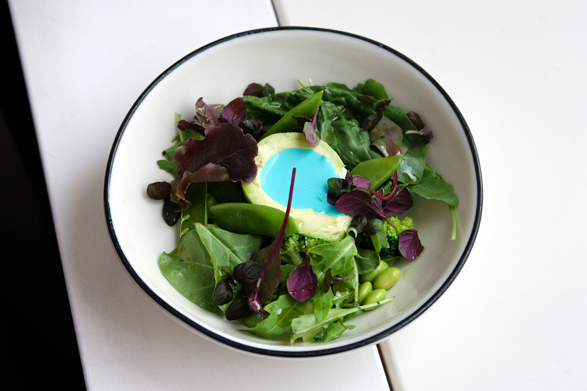 Зеленый салат с авокадо и голубым соусом