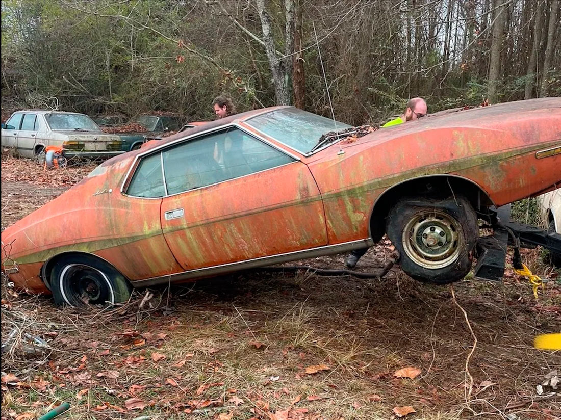 В США в лесу нашли заброшенный автосалон со старыми машинами. Фото